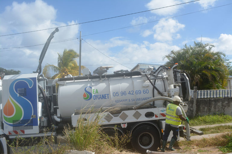 installation du chantier sea somanet pour la vidange de fosse septique